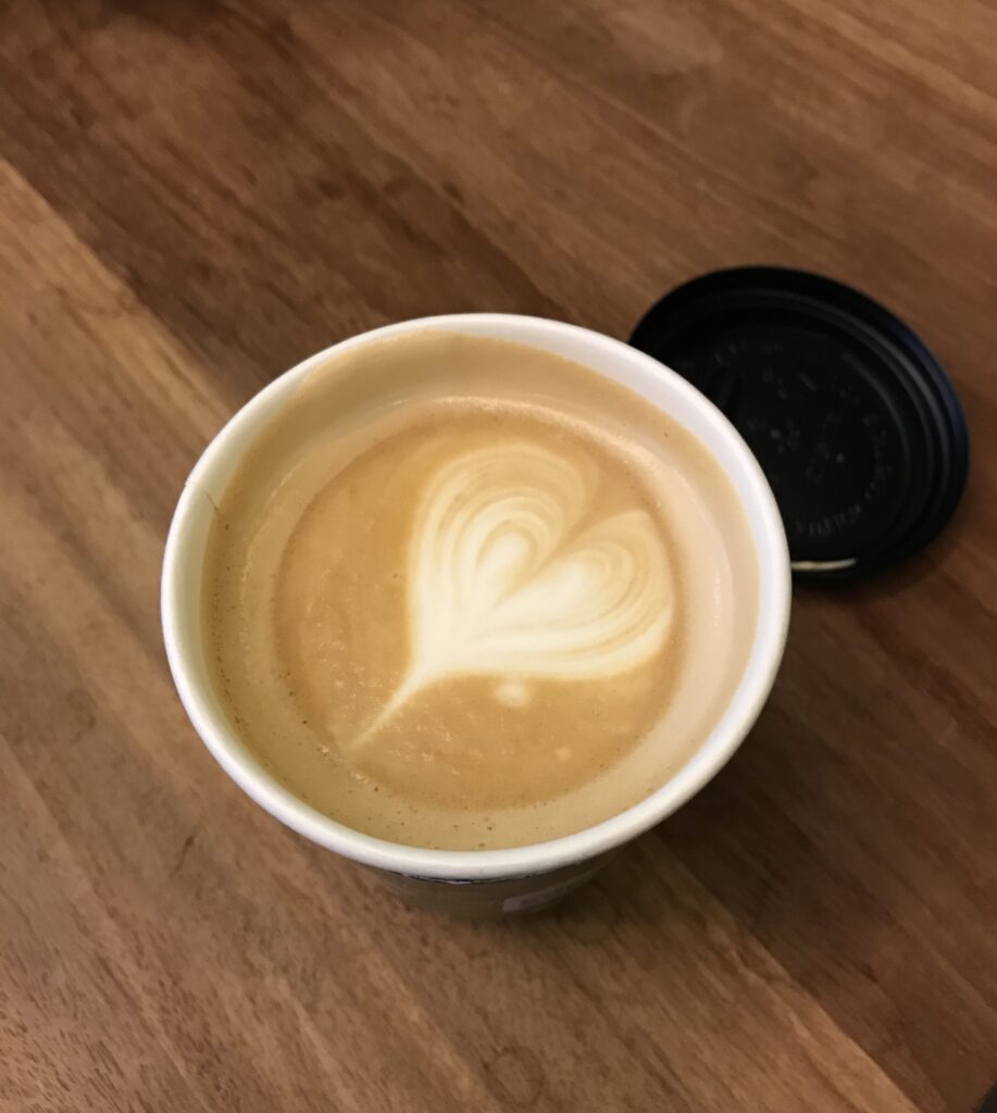 カプチーノは、エスプレッソにスチームミルクとフォームドミルクを加えたイタリア発祥のコーヒー飲料