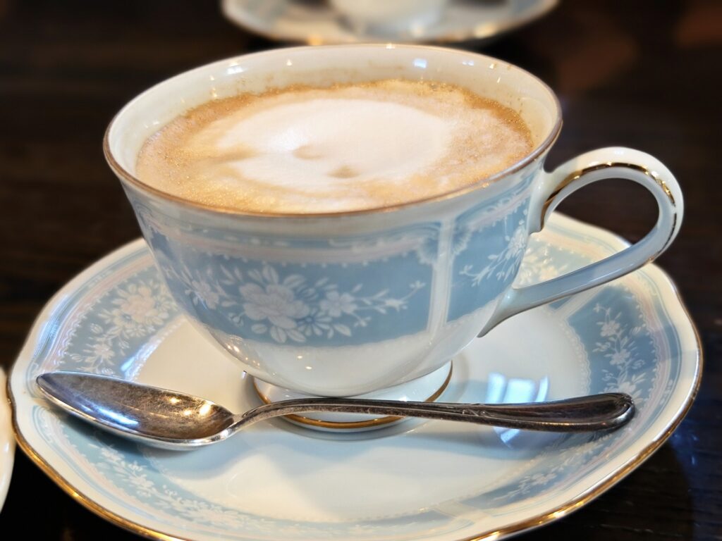 「カフェラテのカップに注がれたまろやかなミルクとエスプレッソ」